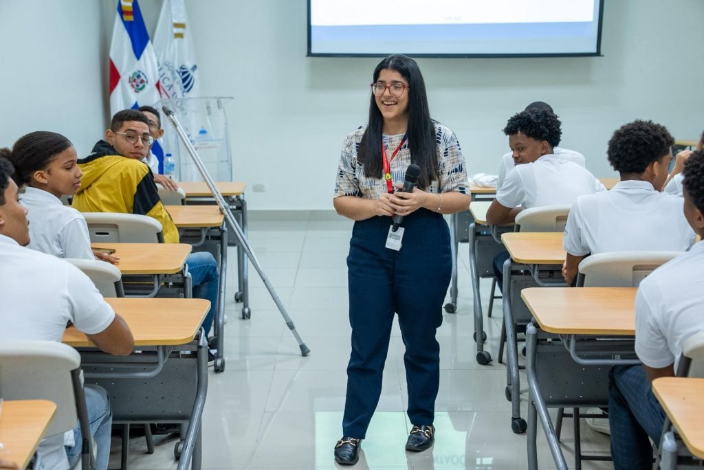 Paola Báez, analista de reclutamiento ofrece orientaciones generales a los adolescentes.