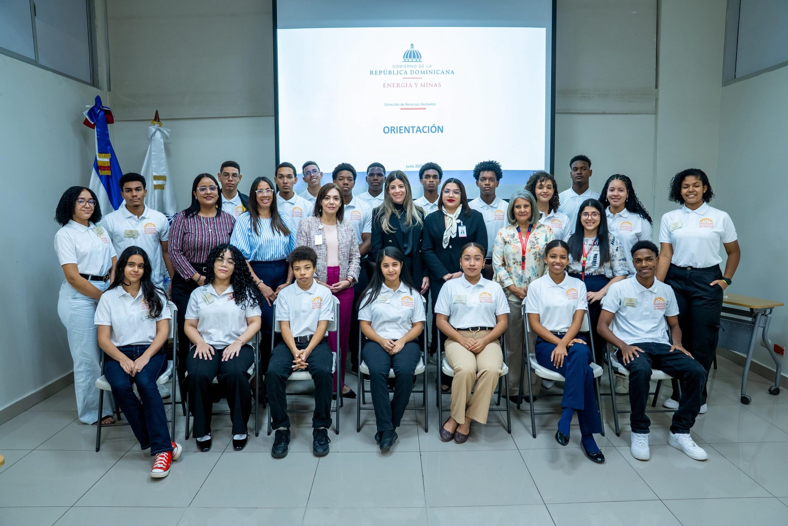 Primer grupo de jóvenes del programa “Pasantía de Verano”.