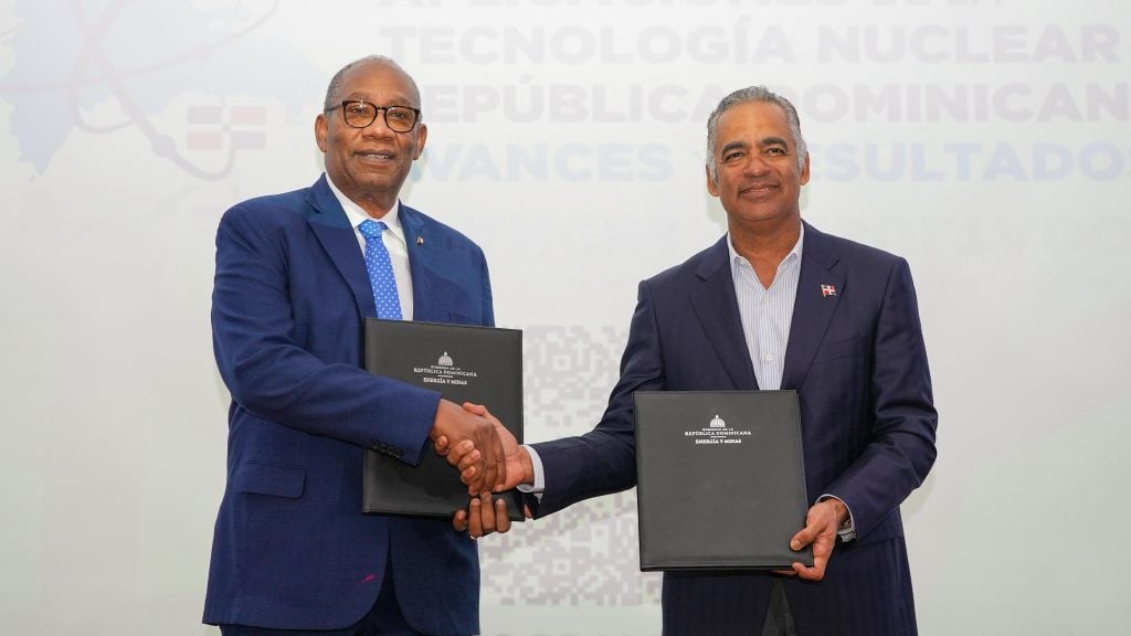 Joel Santos y Editrudis Beltrán estrechan lazos de cooperación mutua.