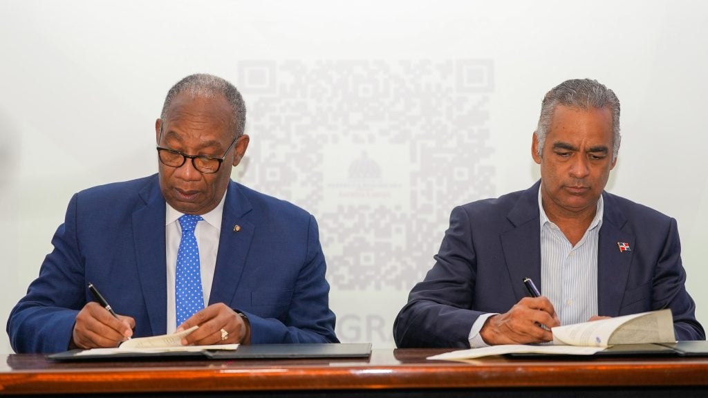El ministro Joel Santos y el rector Editrudis Beltrán, firman el acuerdo interinstitucional en el contexto del “Primer simposio sobre aplicaciones de la tecnología nuclear en República Dominicana