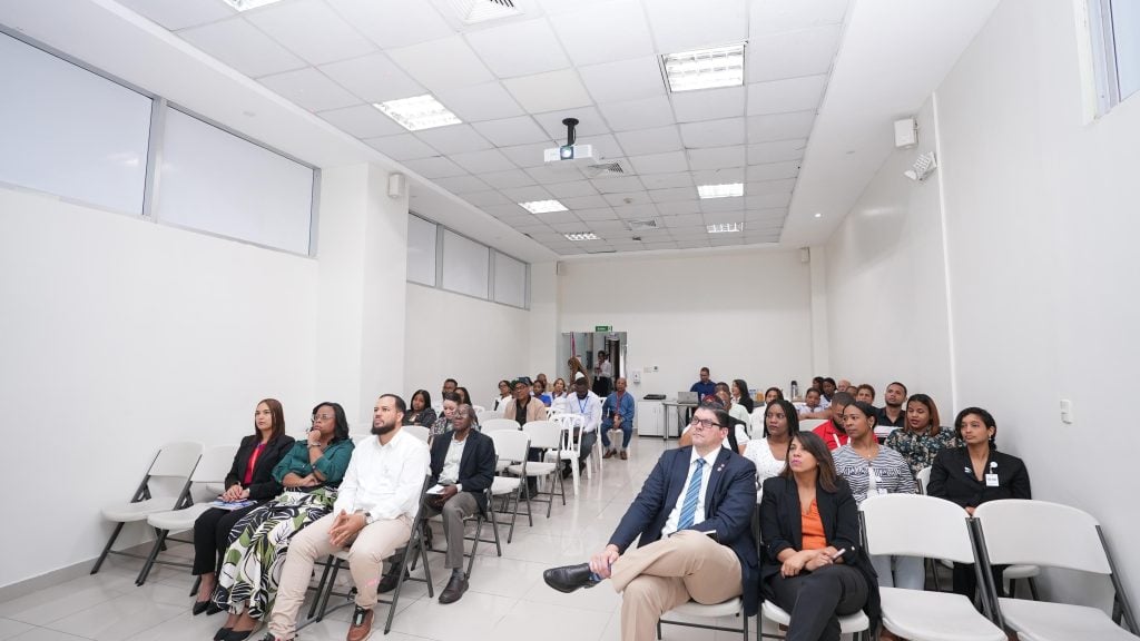 Los colaboradores de Energía y Minas aprendieron sobre formas correctas de reciclaje.
