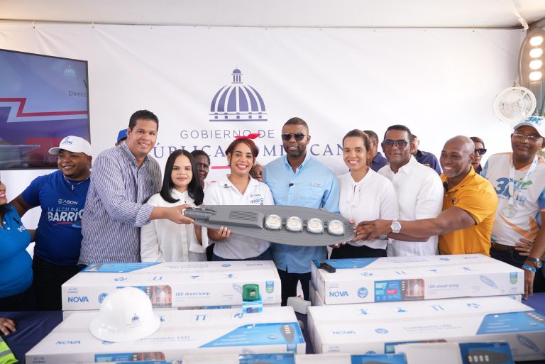 Energía y Minas apoya iluminación de Santo Domingo Norte con entrega de 300 lámparas