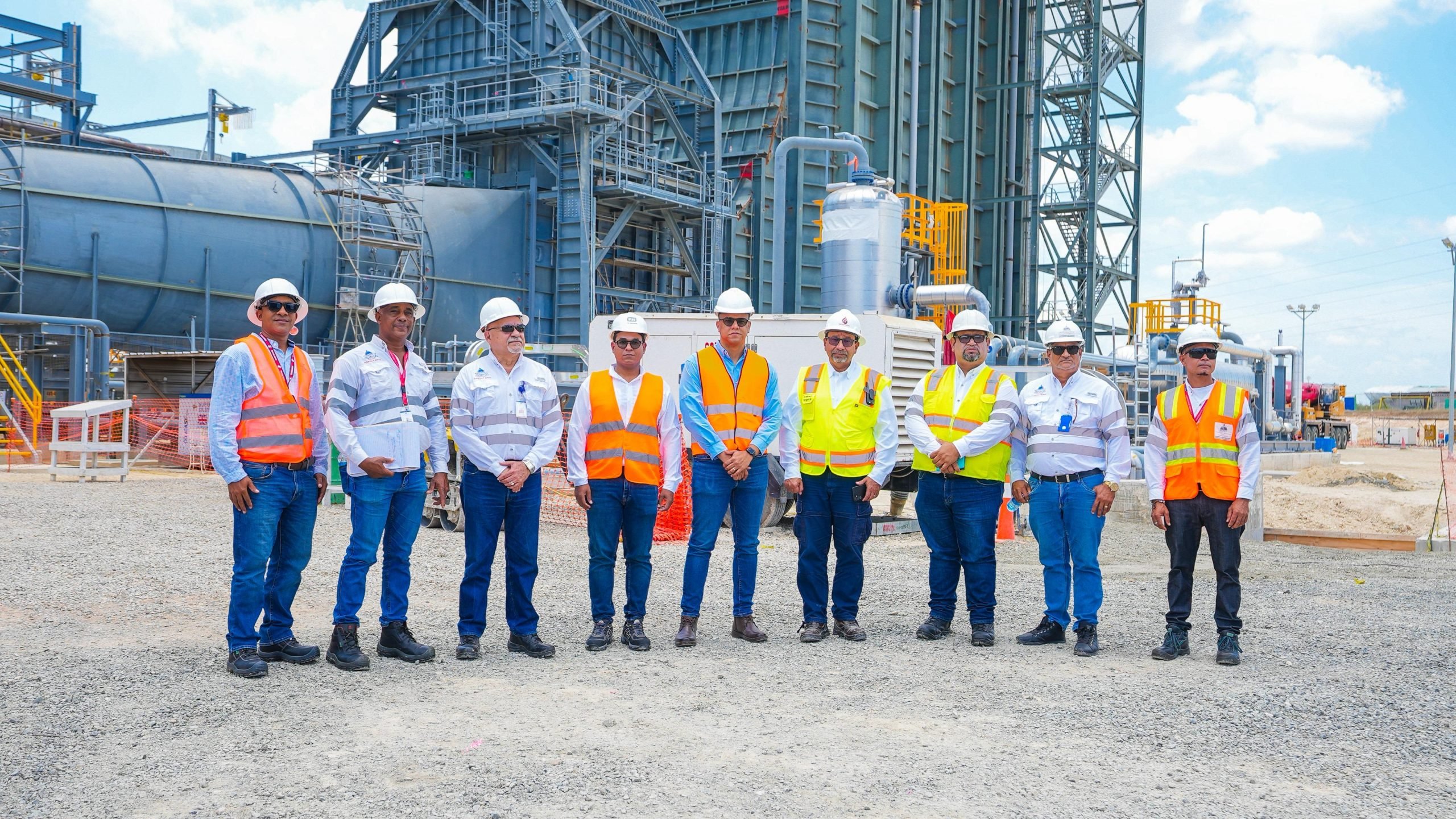 Comitiva del Ministerio de Energía y Minas, acompañada por las autoridades del proyecto energético Manzanillo Power Land.