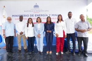 Energía y Minas entrega kits de cocinas limpias a cien familias de Zambrana, Sánchez Ramírez