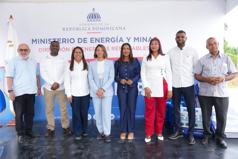 Energía y Minas entrega kits de cocinas limpias a cien familias de Zambrana, Sánchez Ramírez