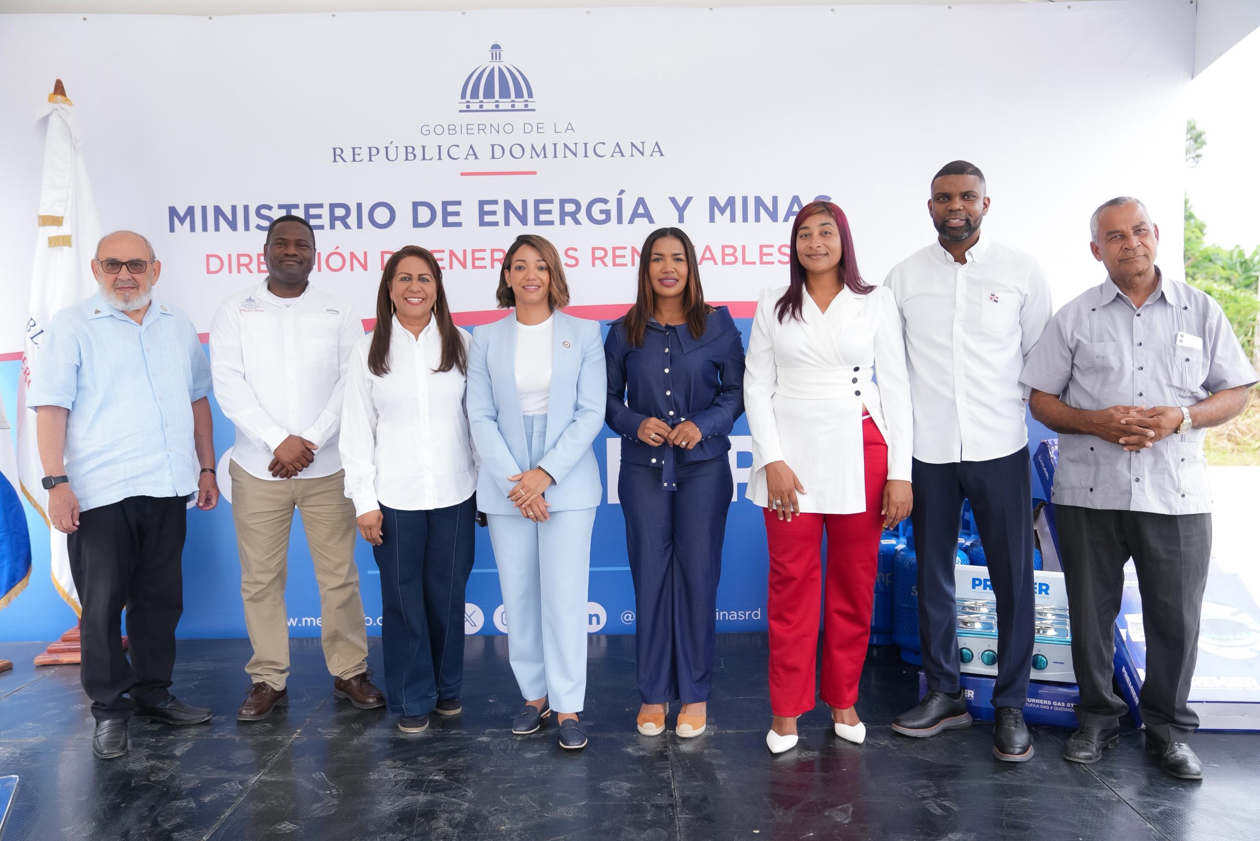 Energía y Minas entrega kits de cocinas limpias