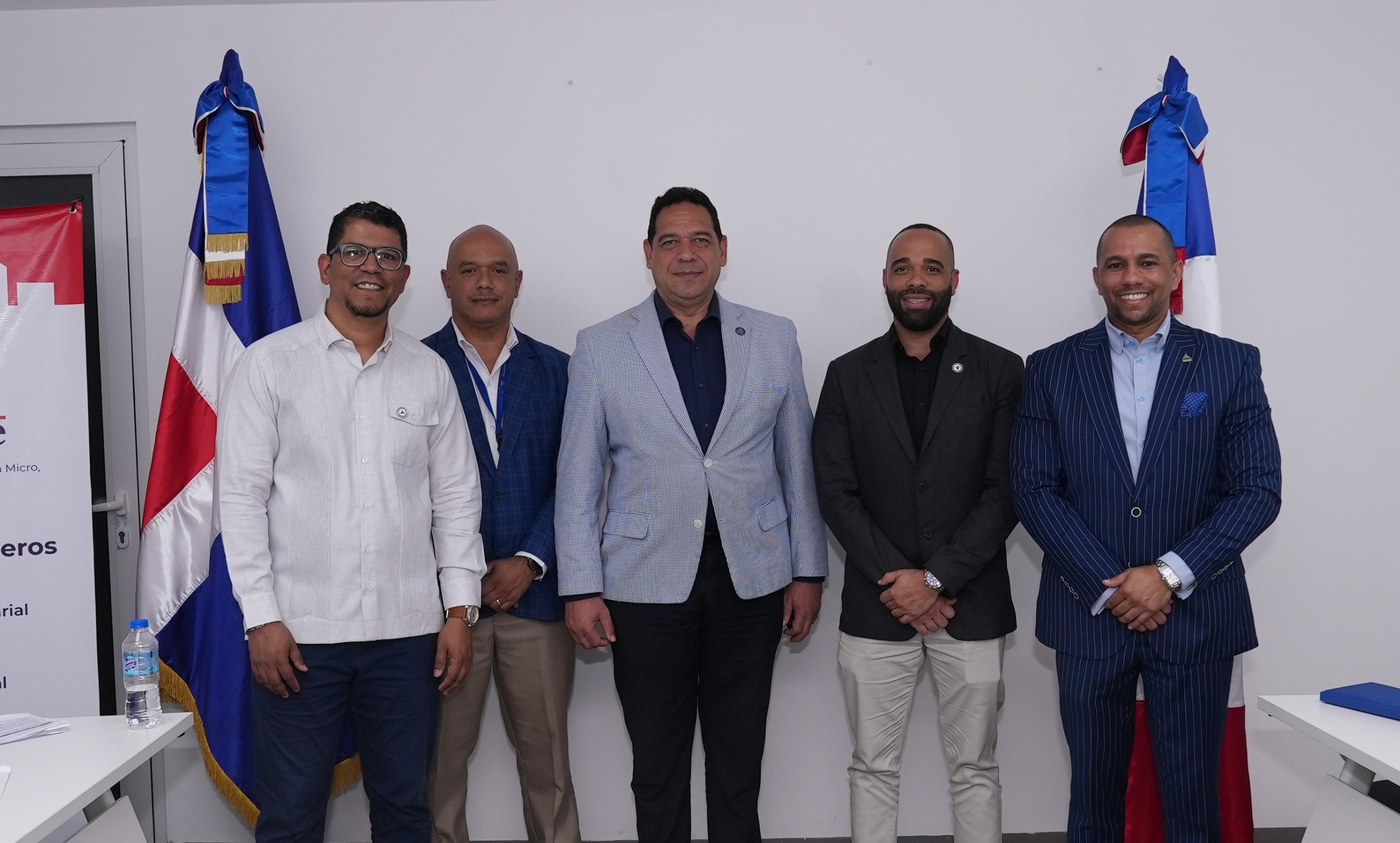José Santana, del MEM; Elmer González, del MICM; Ennio Santana, de Promipyme; y los facilitadores del MEM, Bayoan Soto y Richard González.