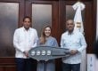 El ministro Joel Santos hace entrega de las lámparas a la alcaldesa del Distrito Nacional, Carolina Mejía y al viceministro de Interior y Policía, Antonio Palma.