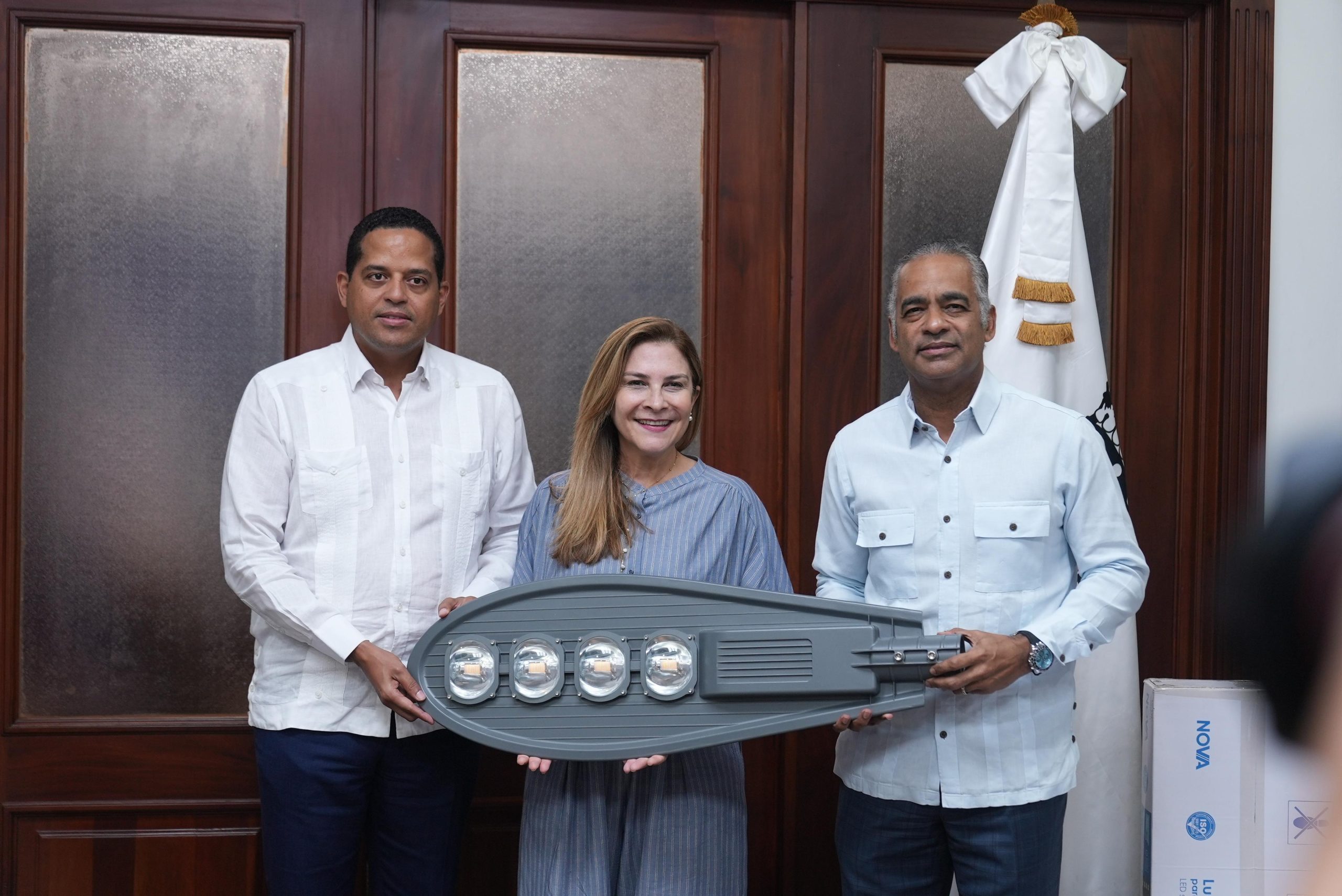 El ministro Joel Santos hace entrega de las lámparas a la alcaldesa del Distrito Nacional, Carolina Mejía y al viceministro de Interior y Policía, Antonio Palma.