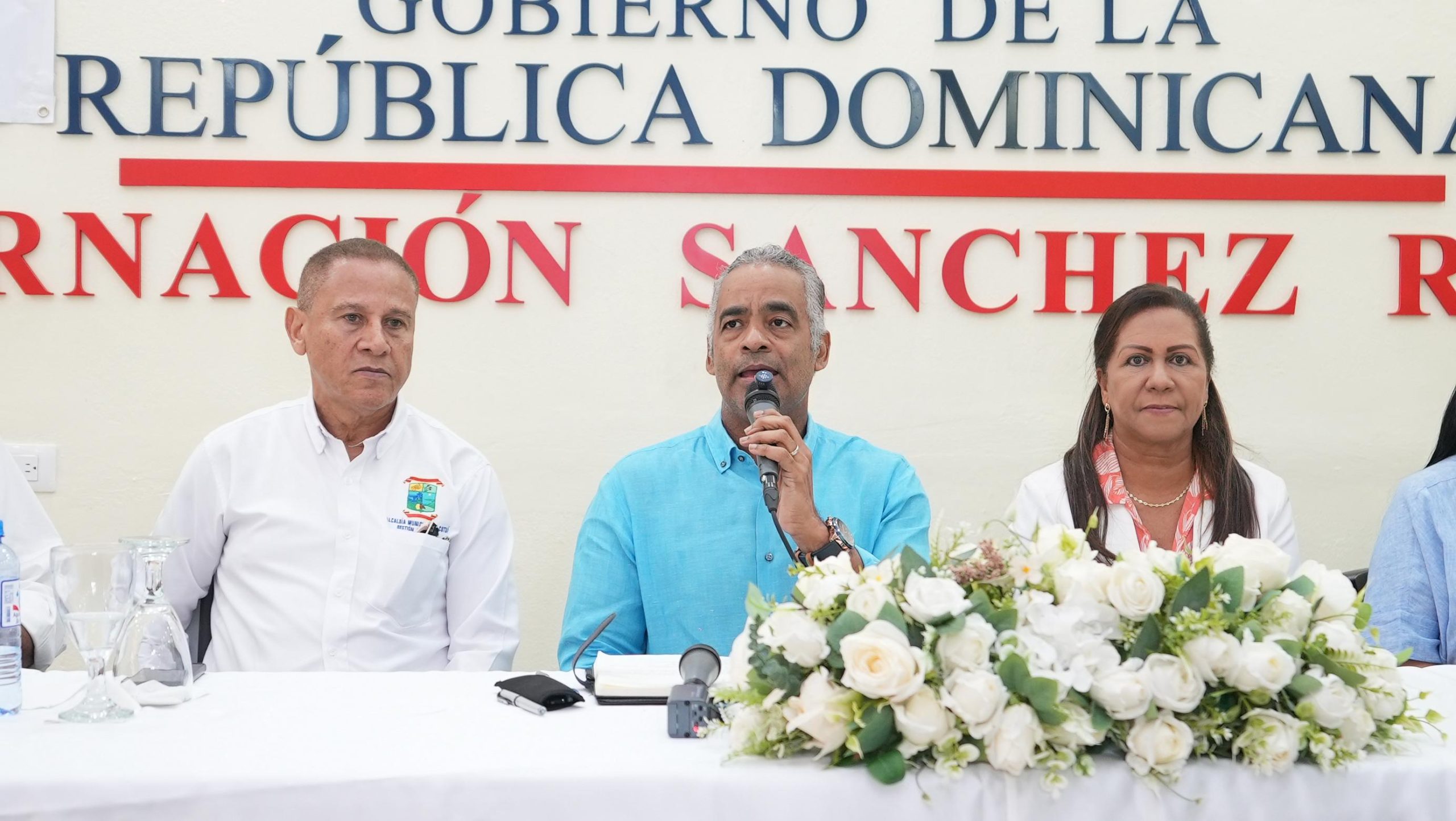 El ministro Santos abordó temas de salud, educación, electrificación rural y asfaltados de carreteras en distintas comunidades de la provincia.