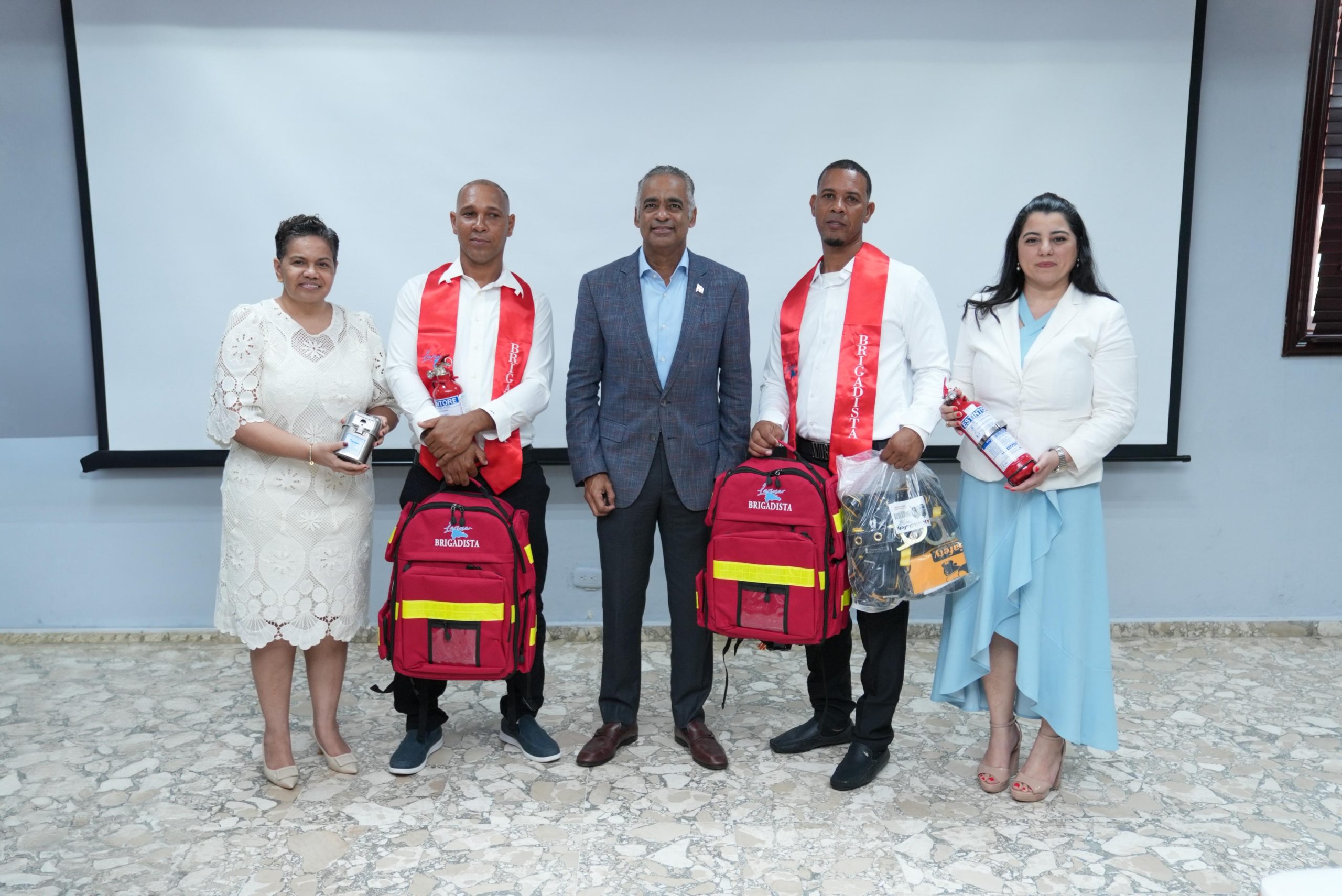 Minsitro Joel Santos y Brigadistas