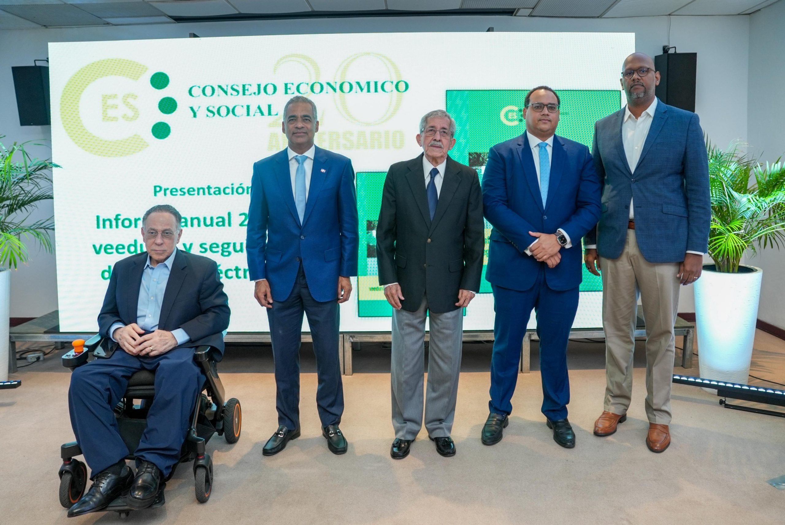 El ministro Joel Santos, junto a las autoridades del sector eléctrico y del CES.