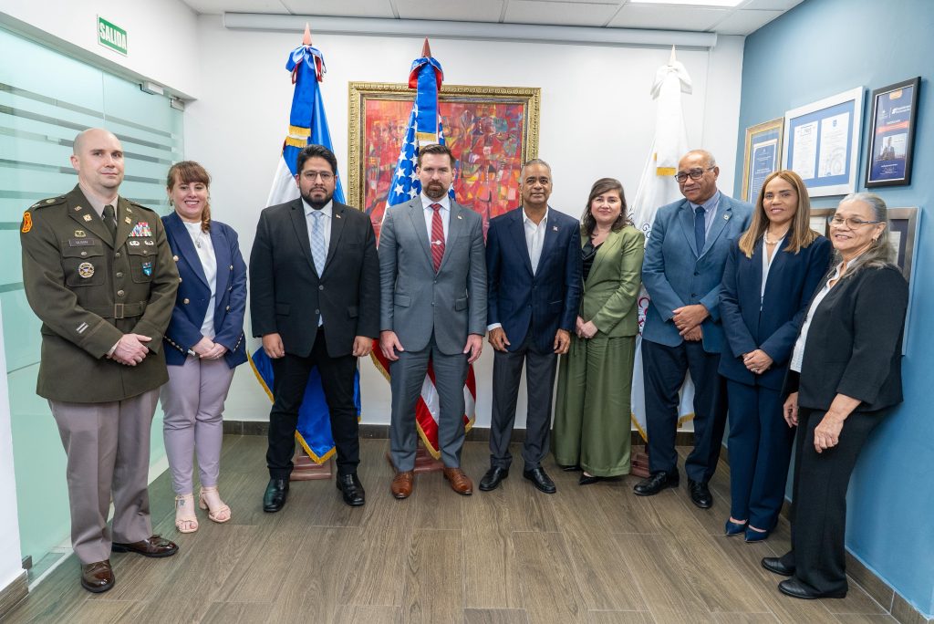 Brandon Olson, Lisa Jacobson, Joseph M. Humire, Michael Jensen, Joel Santos, Patricia Aguilera, Migue Díaz, Carmen Minaya y Edith Paulino, entre otros miembros de la delegación norteamericana.