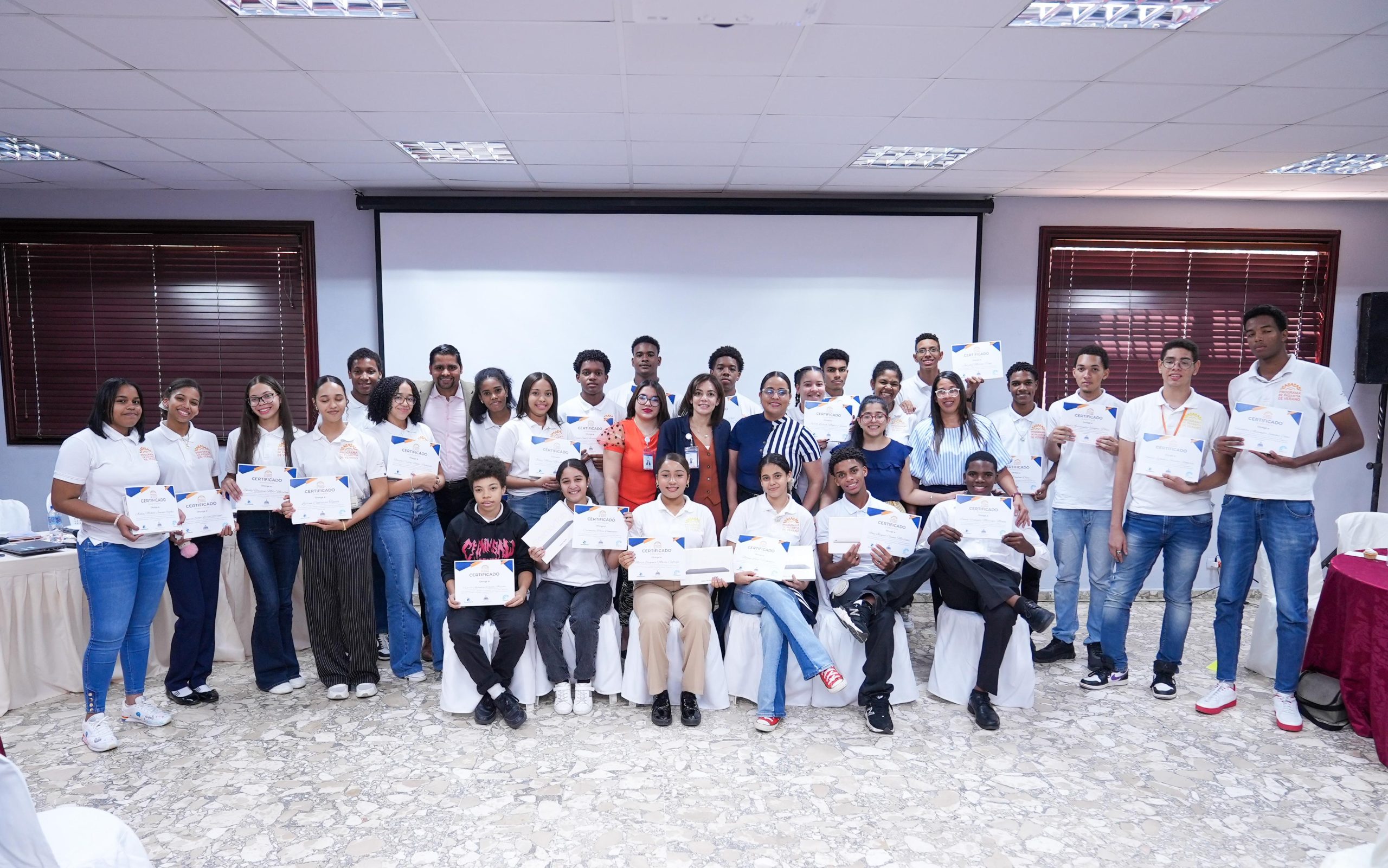 Energía y Minas ofrece primera experiencia laboral en distintas áreas a 28 jóvenes, a través de pasantía de verano