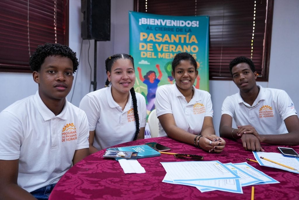 Los adolescentes disfrutaron de un ambiente recreativo y posaron junto a sus premios y reconocimientos.