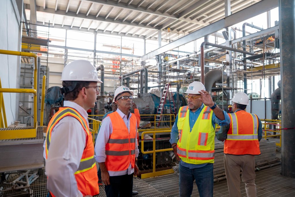 El ministro Joel Santos visitó este viernes la planta SIBA Energy, en Boca Chica.