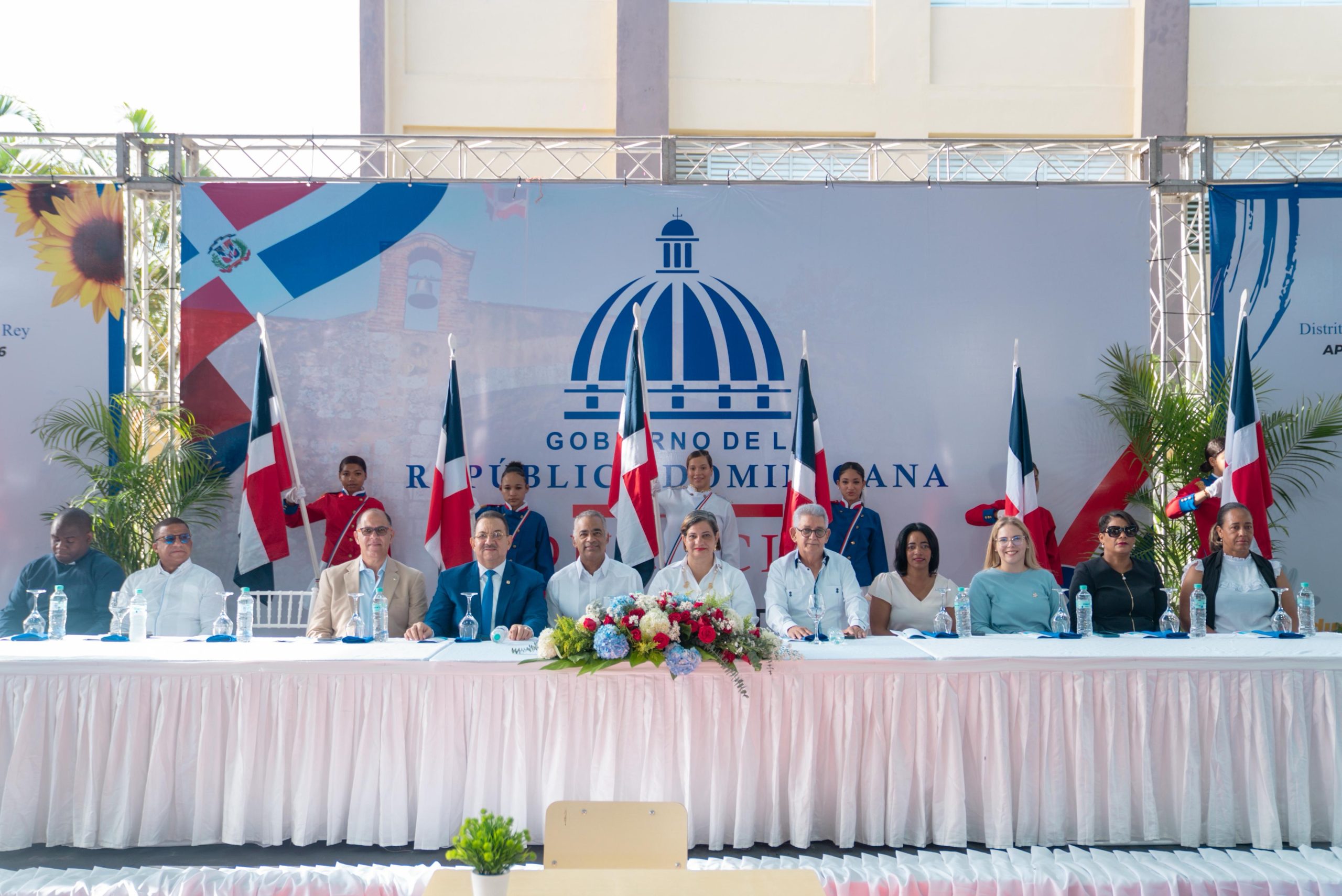 Joel Santos, junto a las diferentes autoridades y funcionarios de Hato Mayor.