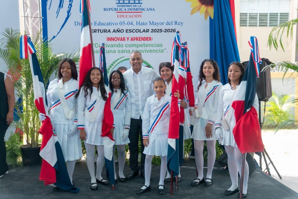 Ministro Joel Santos comparte con estudiantes de Hato Mayor el el inicio del Año Escolar 2025-2026 en Hato Mayor.