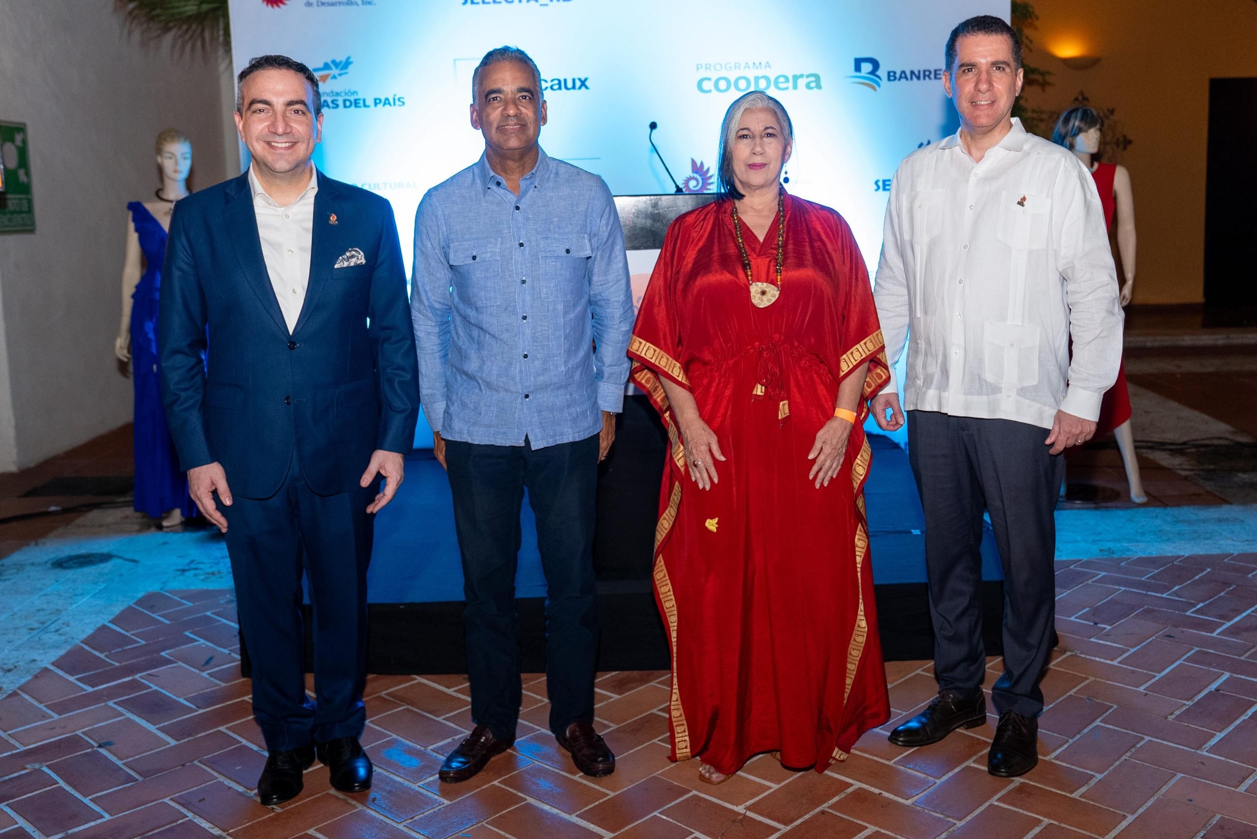 Ministro Joel Santos destaca potencial de la artesanía de larimar en el sector turístico dominicano