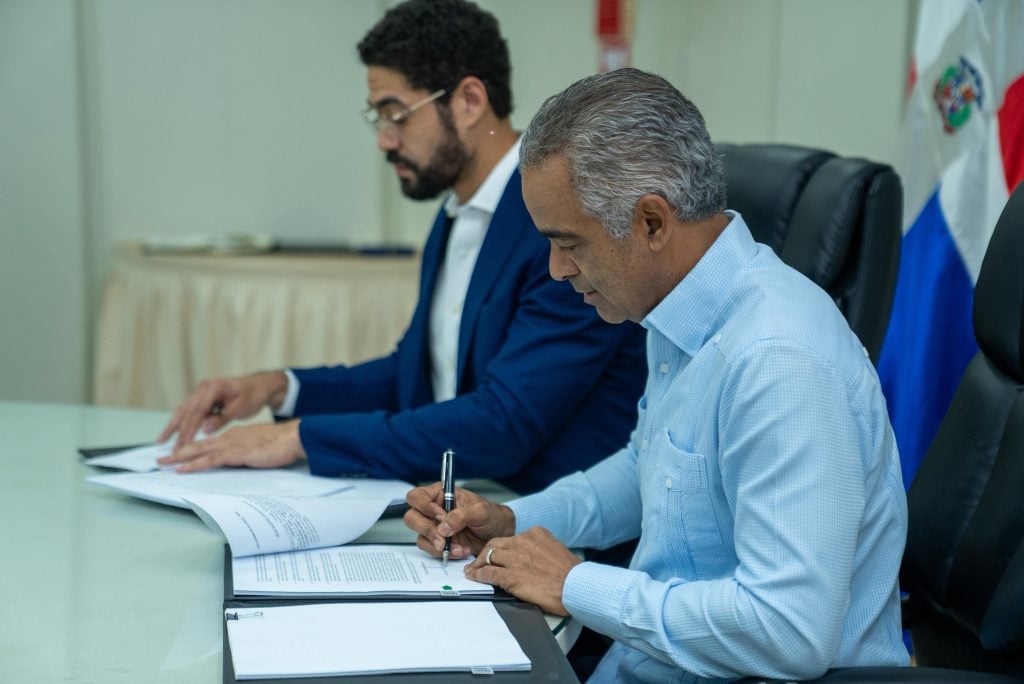 Firma de un contrato con el consorcio Global Min