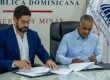 Ministro Joel Santos durante firma de acuerdo con el presidente del consorcio, Félix Manuel Santana Reyes.
