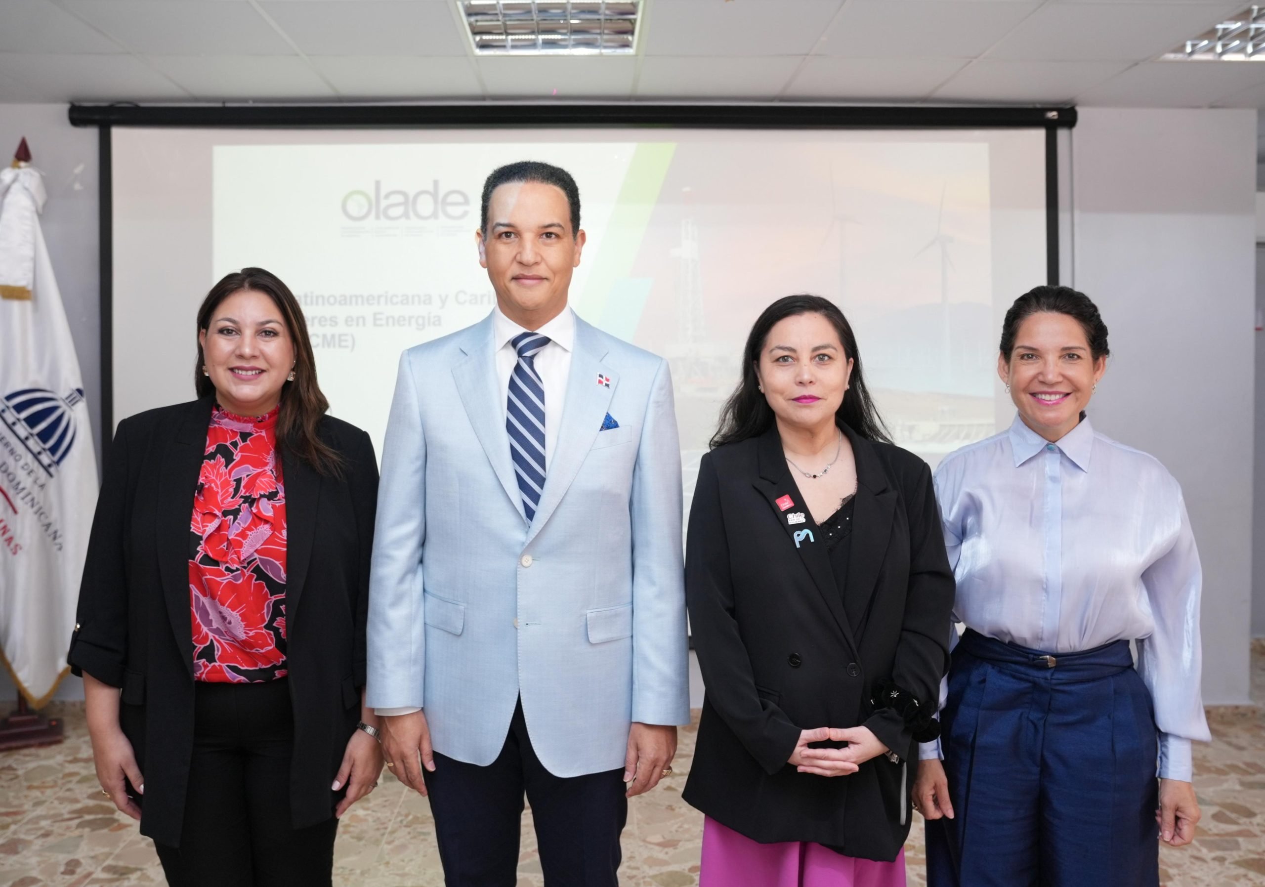 El viceministro de Energía, Alfonso Rodríguez, junto a Gloria Alvarenga, Pía Suárez y Aura Caraballo.