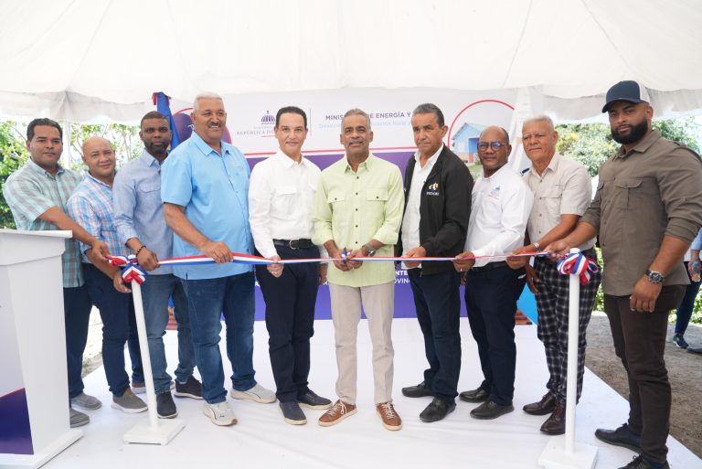 Gobierno entrega proyectos de electrificación rural que benefician a más de 210 familias en San José de Ocoa y San Cristóbal