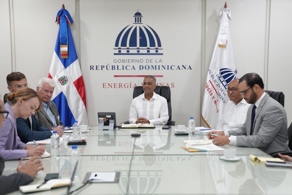 Foto 3… Autoridades dominicanas y estadounidenses dialogan sobre cooperación y viabilidad comercial del proyecto.