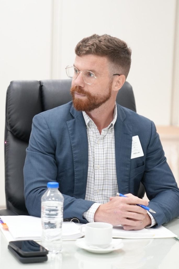 Albert DeGarmo, gerente del Programa de Gobernanza de Energía y Minerales de la Oficina de Cadenas de Suministro de Energía del Departamento de Estado de los EE.UU.