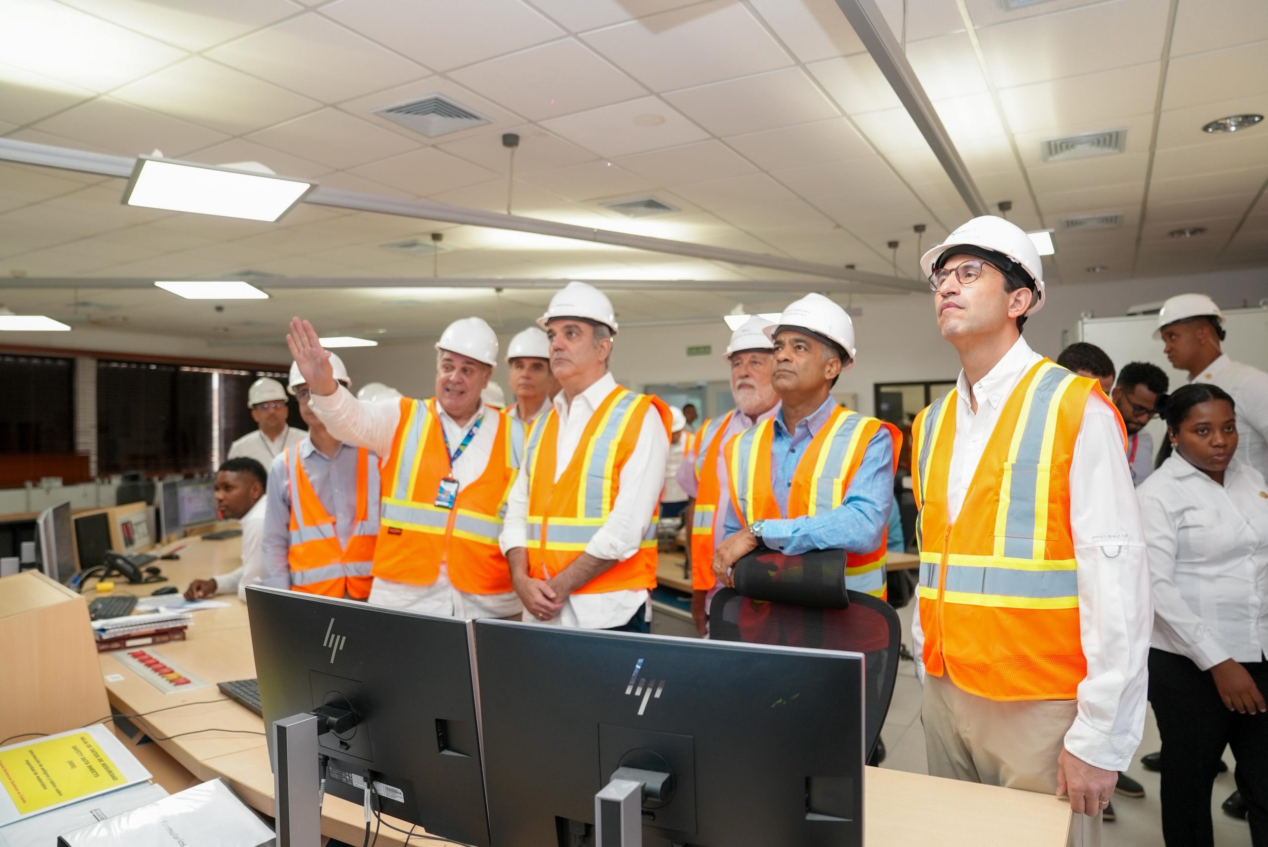 El ministro Joel Santos y el presidente Luis Abinader, mientras realizaban una inspección en la planta Energas 4, en San Pedro de Macorís.