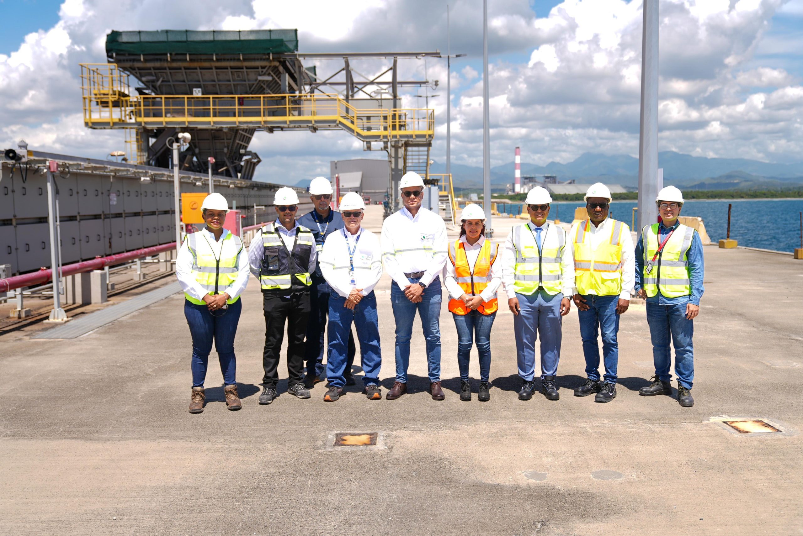 La delegación del MEM, junto a las autoridades de la CTPC en el muelle por donde se recibe el carbón mineral utilizado para la generación eléctrica.