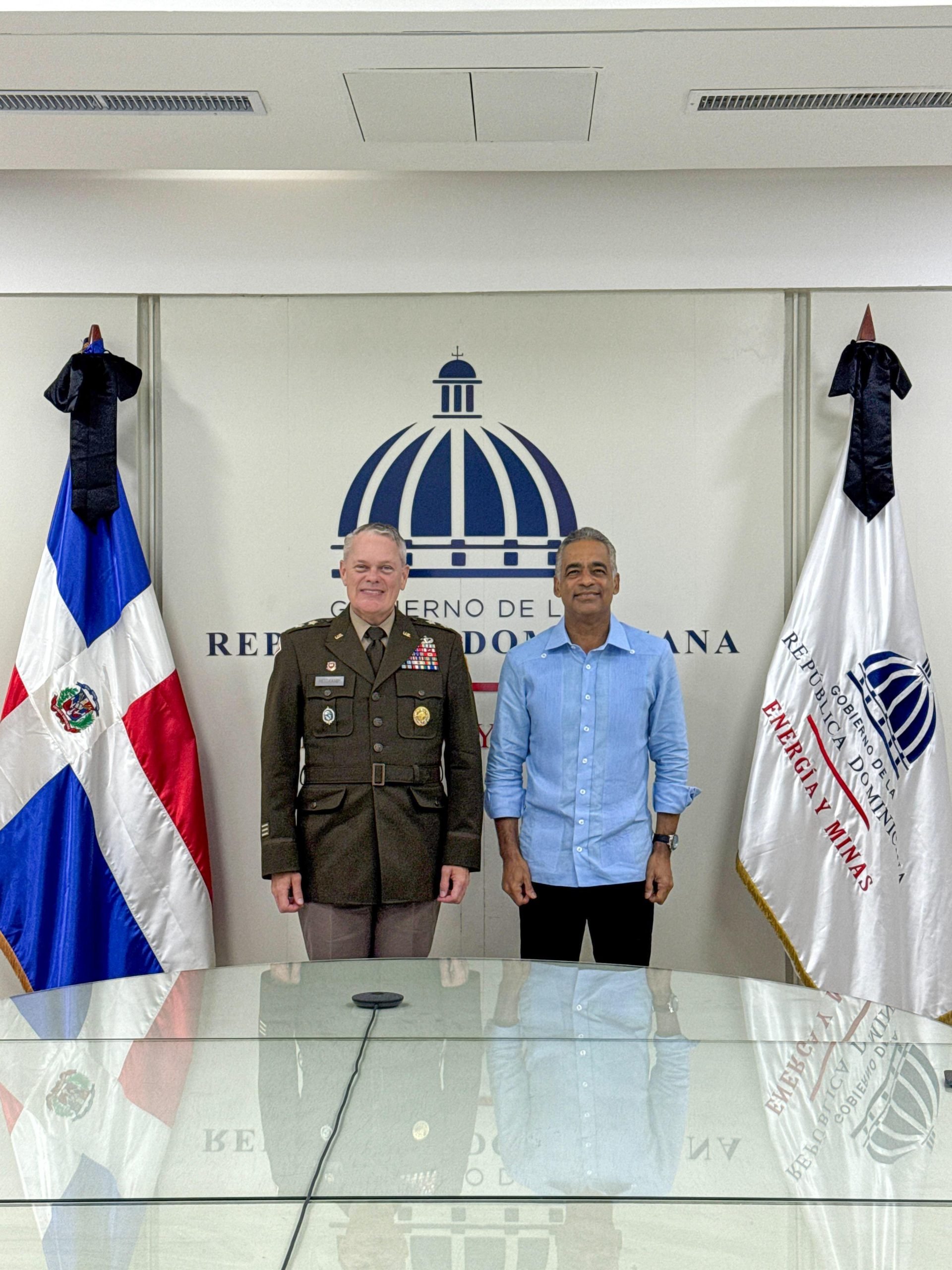 El ministro de Energía y Minas, Joel Santos, recibe la visita del director del Colegio Interamericano de Defensa de los Estados Unidos (IADC), Richard Heitkamp.