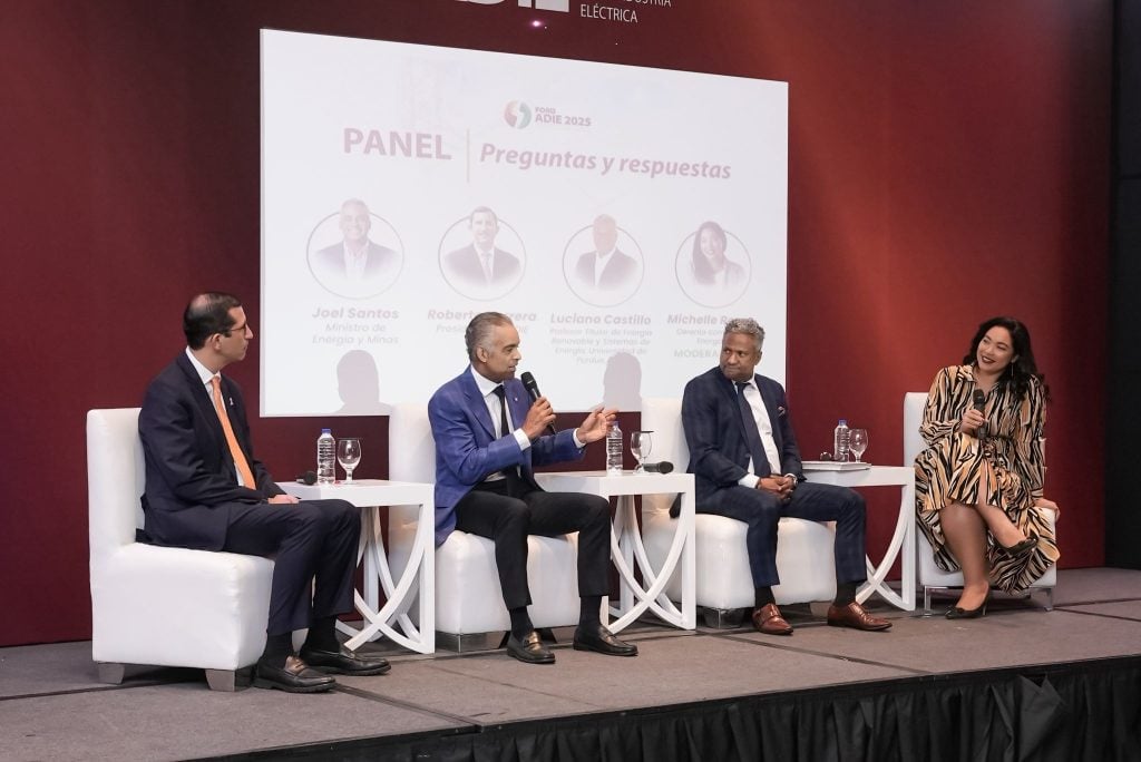 Ministro Santos, mientras participaba en un panel sobre transición energética, junto al presidente de la ADIE, Roberto Herrera y el experto internacional en energías renovables, Luciano Castillo.