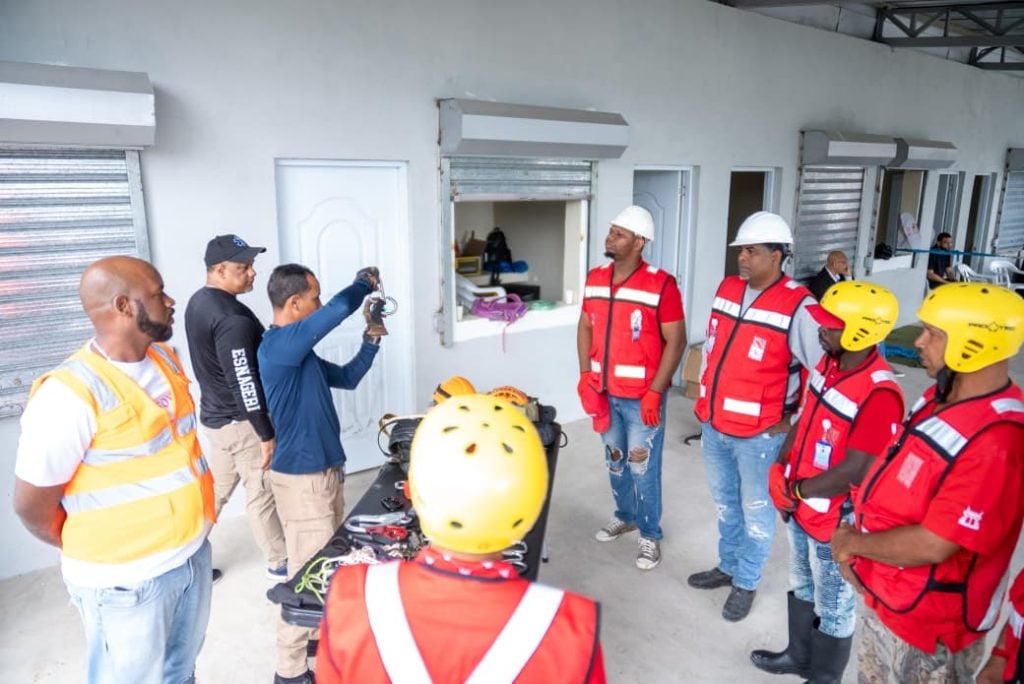 Juan Ramón Paulino, técnico de rescate muestra las herramientas para que los arnés funcionen de manera adecuada.