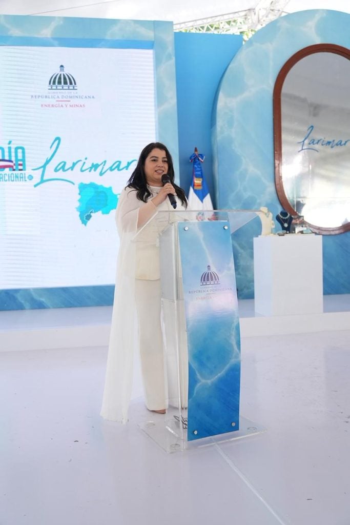 Golye Latouffe, directora de Promoción Minera, destaca la labor de mineros, artesanos y joyeros del larimar.