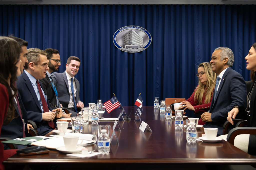 El ministro Joel Santos junto a representantes del Departamento de Energía de los Estados Unidos, durante el encuentro de trabajo en Washington, D.C.