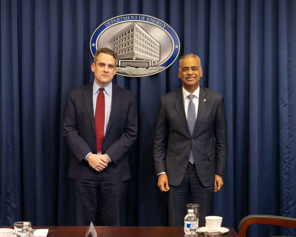 El ministro Joel Santos y el subsecretario del Departamento de Energía de EE. UU., James Danly, durante la reunión celebrada en Washington, D.C.