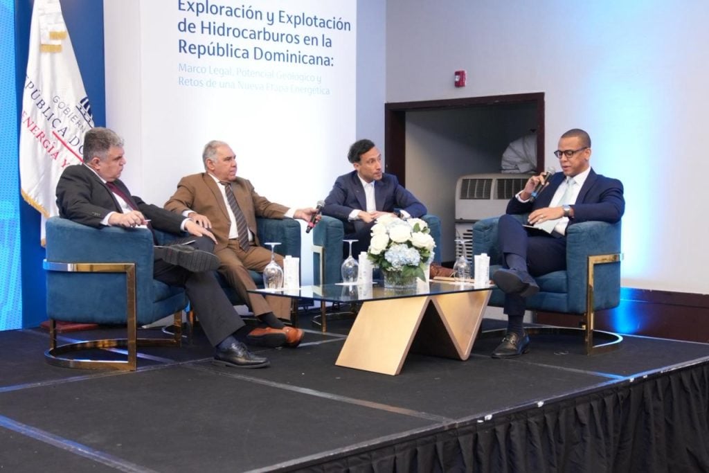 Noel Báez, junto al el director ejecutivo del Servicio Geológico Nacional, Edwin García Cocco, durante uno de los paneles del “Primer Foro de Exploración y Explotación”.
