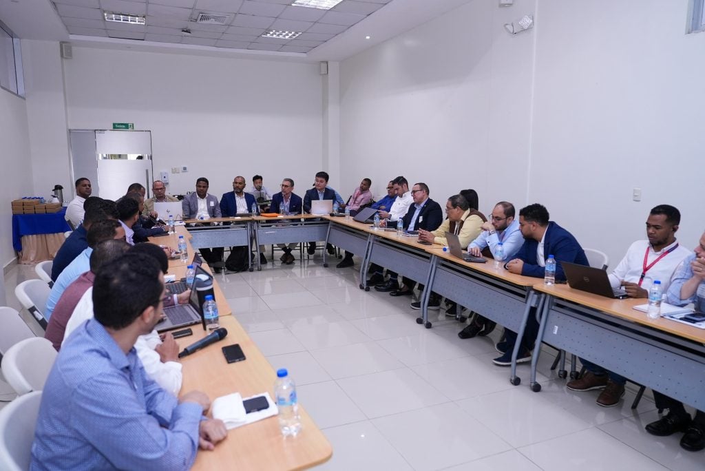 Equipos técnicos reciben información actualizada sobre tendencias y aplicaciones de sistemas de almacenamiento energético.