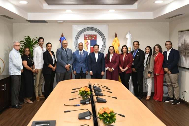 Energía y Minas y la Pucmm impulsan formación especializada para fortalecer el conocimiento periodístico del sector minero