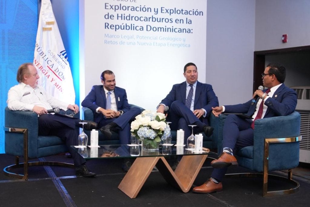 Especialistas debaten el marco legal y regulatorio de los hidrocarburos en la República Dominicana.