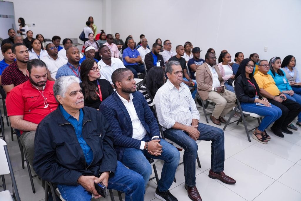 Colaboradores del MEM conocen las soluciones que brinda el ministerio a las comunidades mineras y energéticas del país.