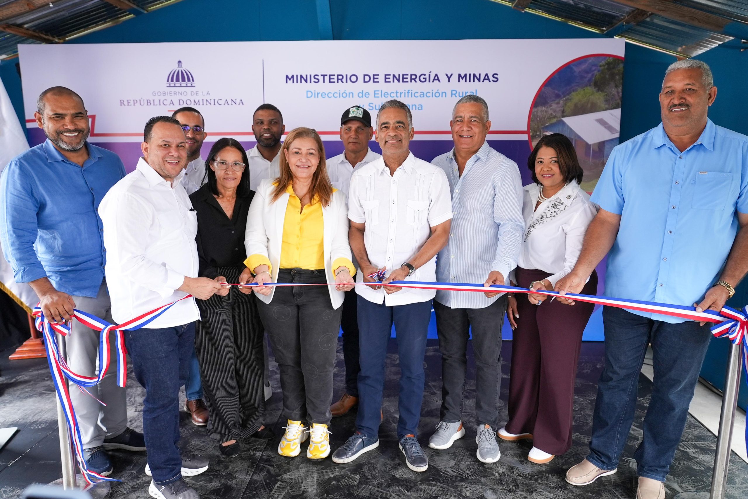 Ministro Joel Santos entrega proyecto de electrificación y anuncia más de 30 obras en San José de Ocoa