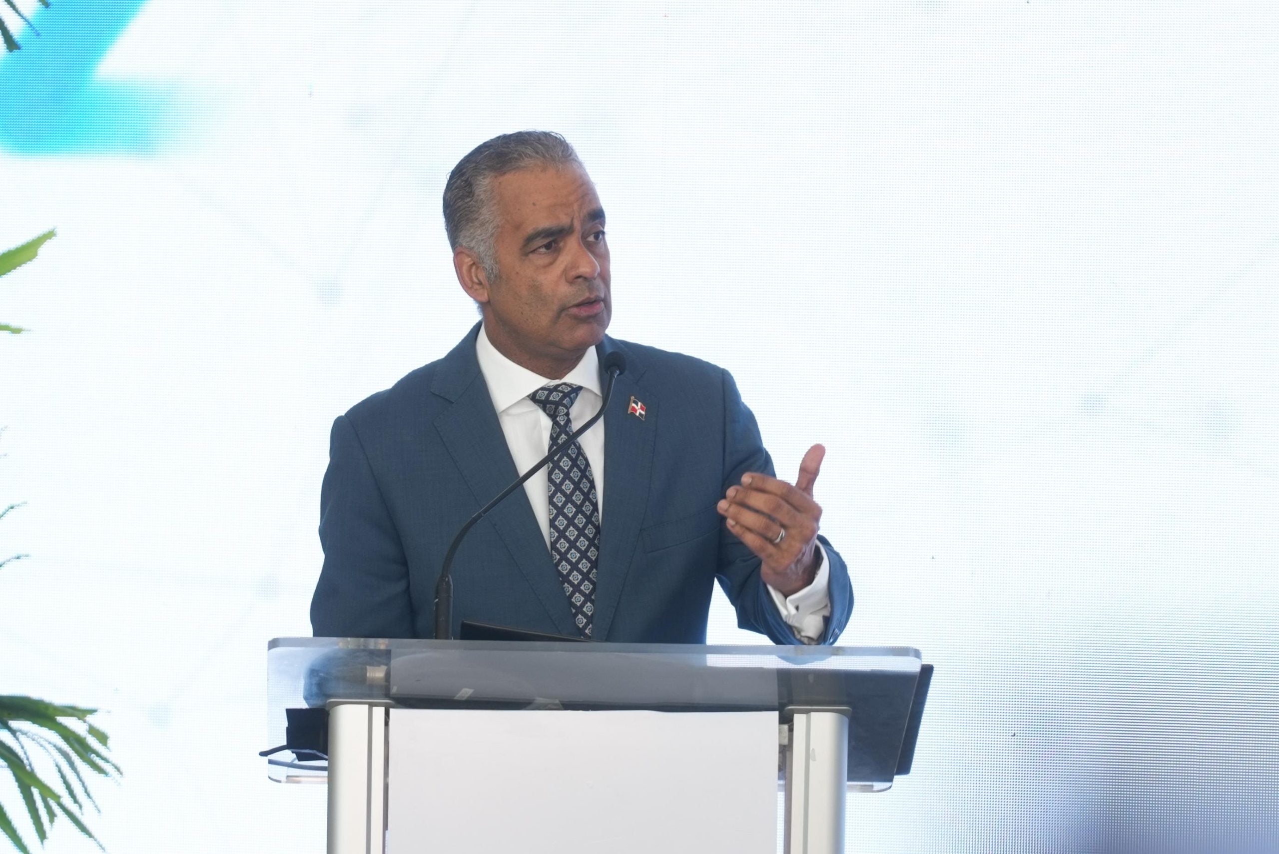 Mantenimientos programados en plantas eléctricas no comprometen el suministro, afirma el ministro Joel Santos