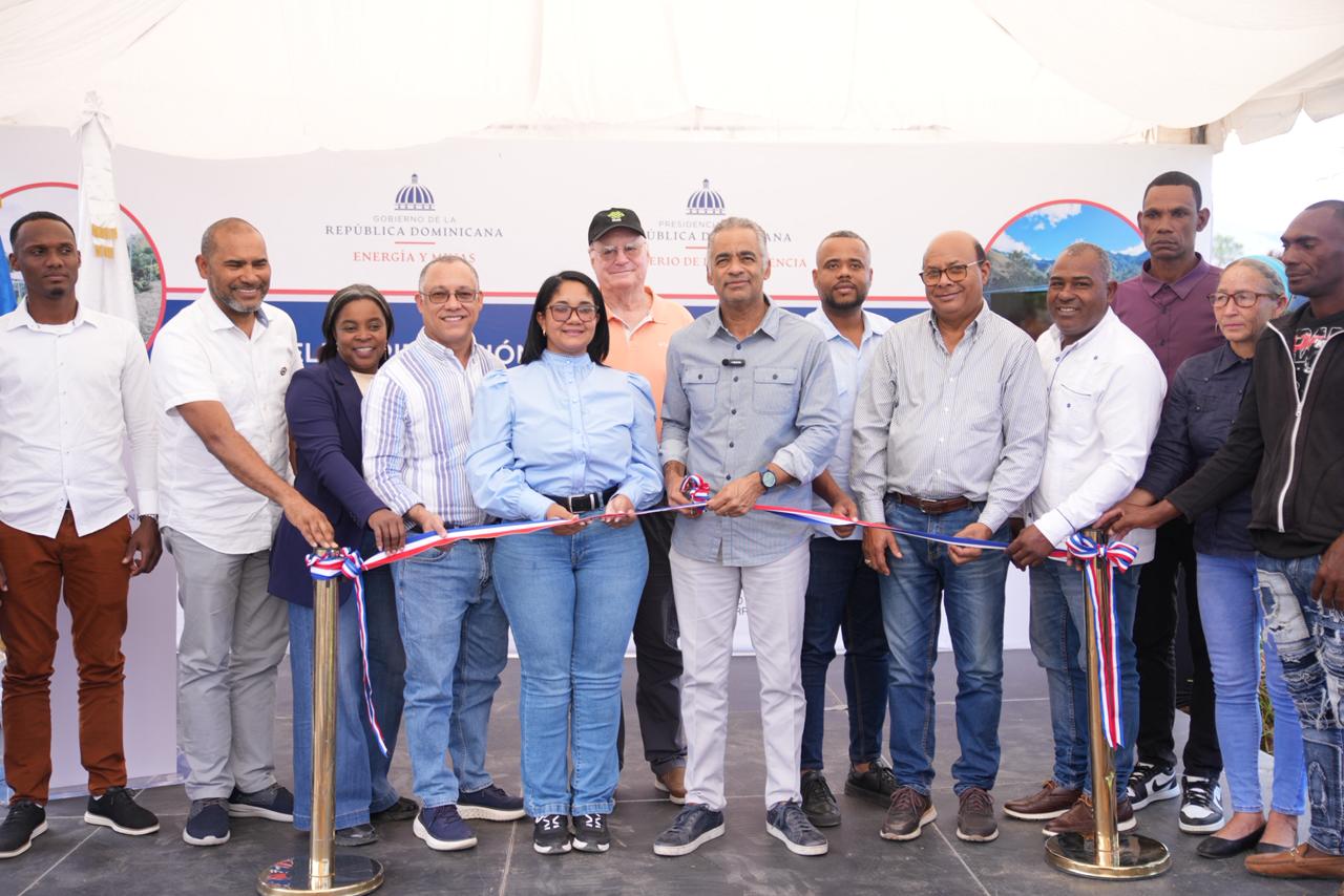Gobierno entrega proyectos de electrificación rural con inversión superior a RD$56 millones en Elías Piña