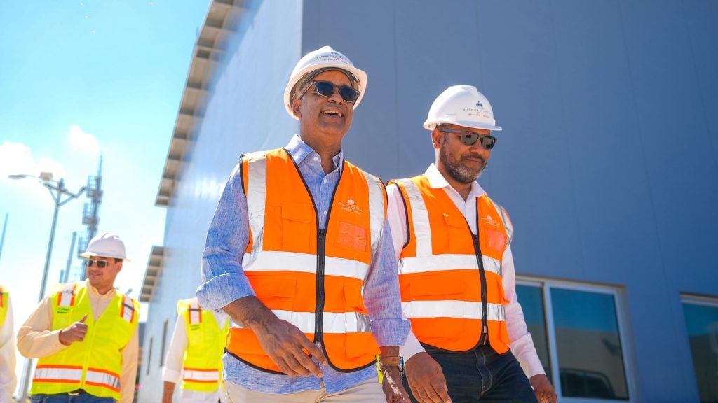 El ministro de Energía y Minas, Joel Santos, resalta nuevas medidas que buscan fomentar austeridad y el uso eficiente de la electricidad en las instituciones del Estado.