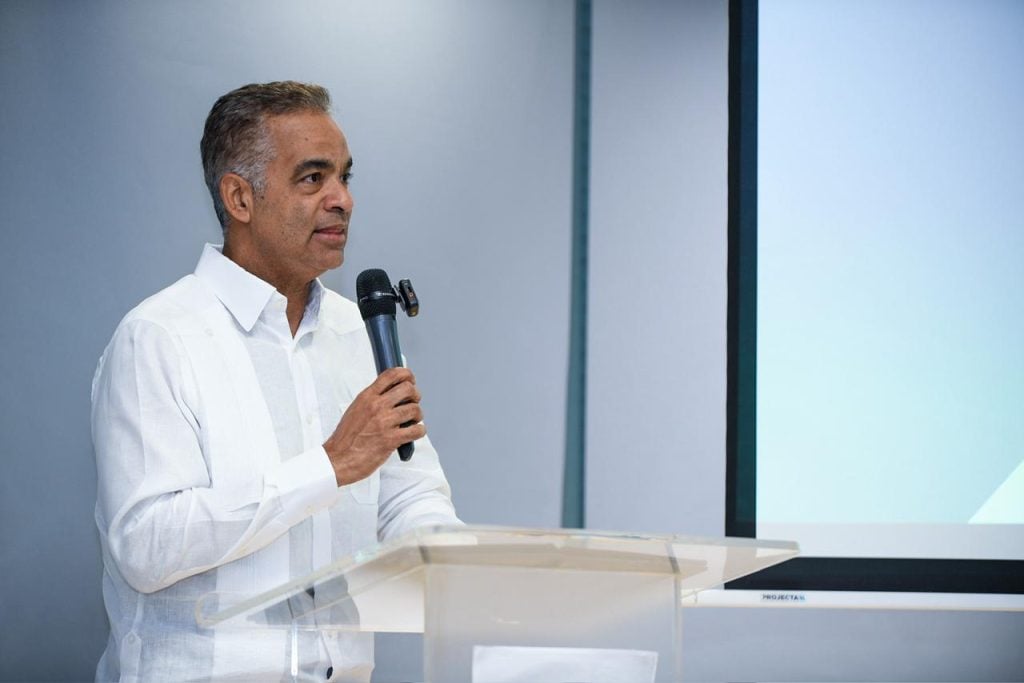 El ministro Joel Santos resalta el impacto del nuevo simulador OTS en la estabilidad y modernización del sistema eléctrico nacional.