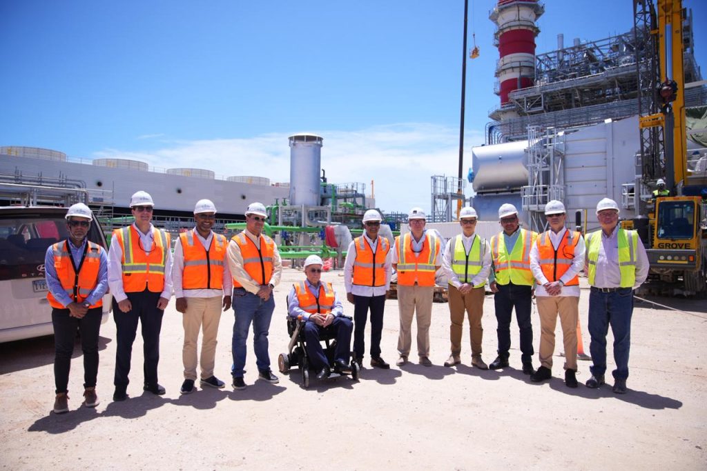 El ministro Joel Santos junto al Gabinete Eléctrico, en la central San Felipe I, en Andrés, Boca Chica.