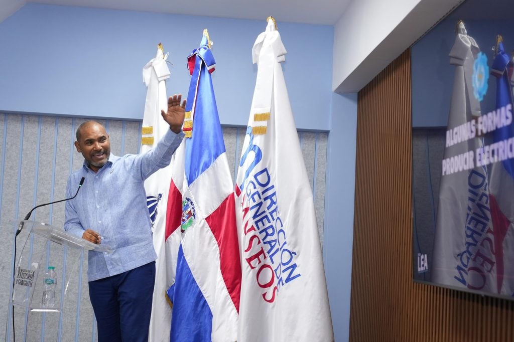 El viceministro Ricardo Guerrero Encarnación durante la ponencia sobre el sistema eléctrico y minero.