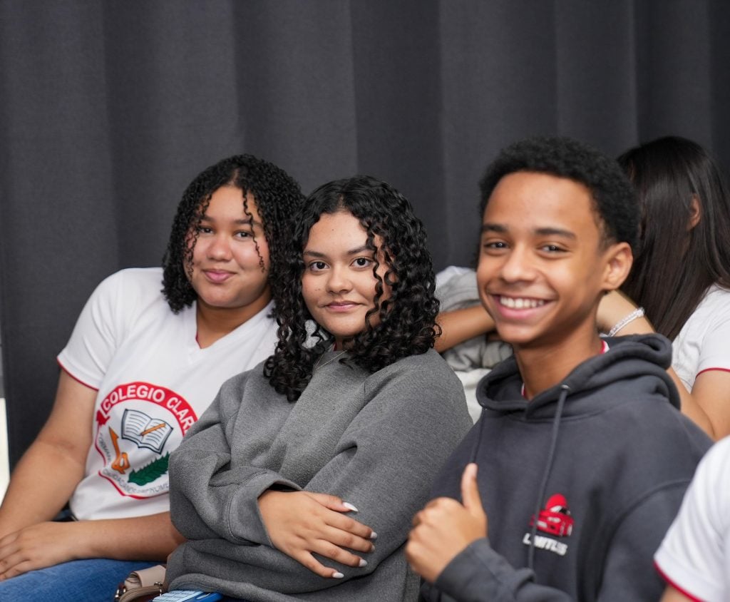 Estudiantes participan activamente en la conferencia sobre energía y sostenibilidad.
